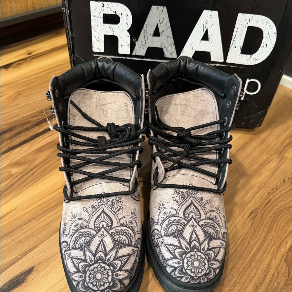 NWT Raad Combat Boots with Skull and Rose Design - Black Gray women’s 9/ men 6.5 - Picture 5 of 9